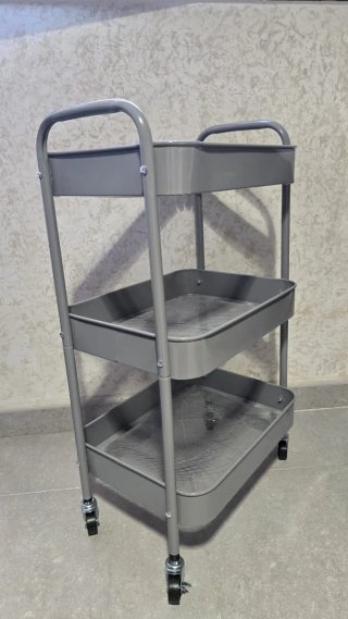 Carrito de almacenaje gris con ruedas.
