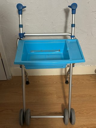 Andador plegable con cesta azul