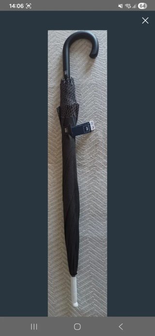 Paraguas negro con asa curva