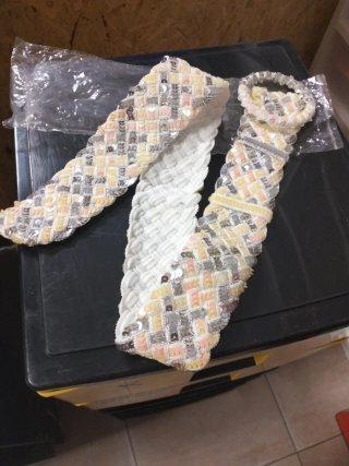 Cinturón de pedrería y lentejuelas