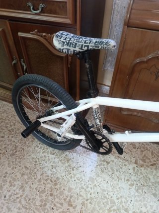 Bicicleta BMX blanca
