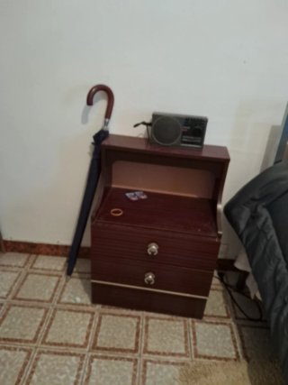 Armario, cama y comida de regalo