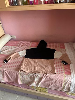 Chaqueta deportiva con capucha y cremallera