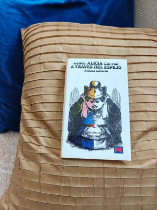 A través del espejo y lo que Alicia encontró al...
