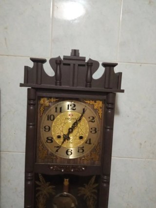 Reloj de pared antiguo de péndulo