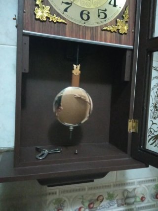 Reloj de pared antiguo de péndulo