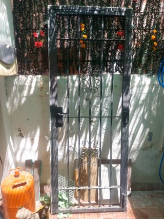 Puerta de reja metálica