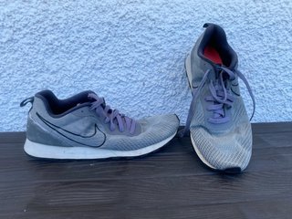 Zapatillas Nike Talla 44 Grises y Moradas