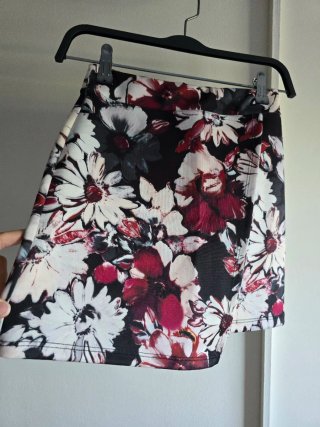 Falda Bershka floral XS