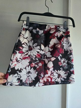 Falda Bershka floral XS