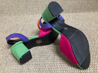 Zapatos de tacón de colores