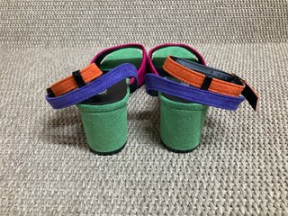 Zapatos de tacón de colores