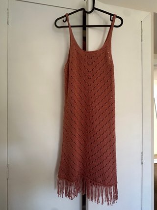 Vestido de punto rosa con flecos