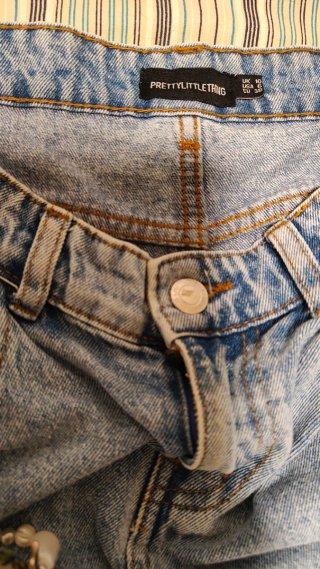 Pantalón corto vaquero desgarrado. Pretty little