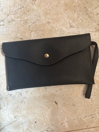 Elegante cartera negra con asa