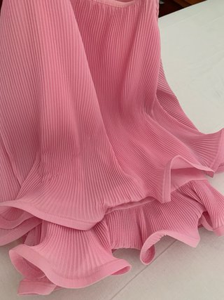 Blusa rosa plisada con volantes