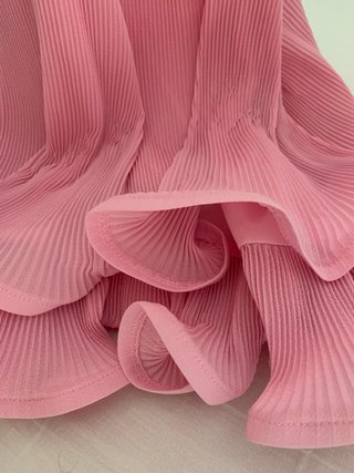 Blusa rosa plisada con volantes