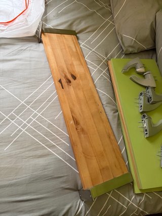 Estantería de madera con soportes metálicos