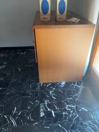 Scrivania in legno con cassetti