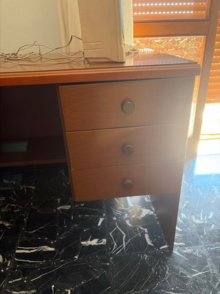 Scrivania in legno con cassetti