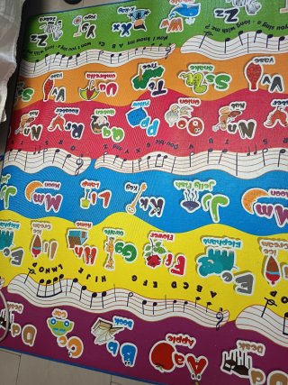 Alfombra infantil acolchada letras