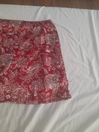 Falda estampada roja y blanca
