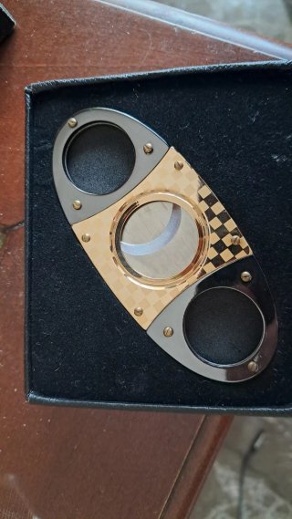 Tagliasigari in metallo con finiture oro