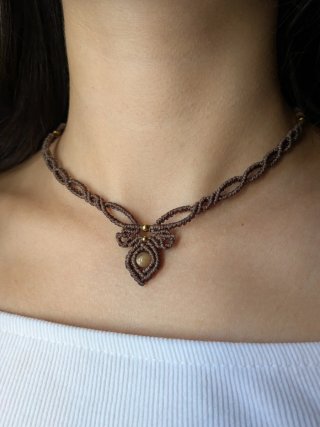 Collana marrone con pietra di luna nera