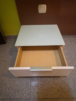 Cabecero de cama con mesitas y estantes
