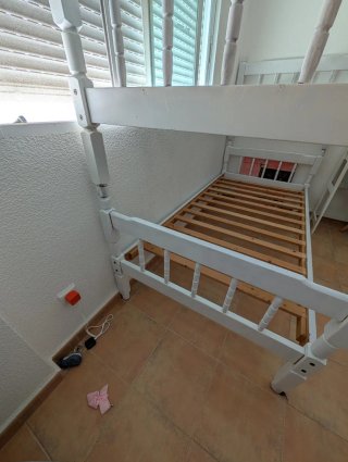 Litera de madera blanca