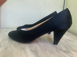 Zapatos de ceremonianegros de raso. Usados una vez