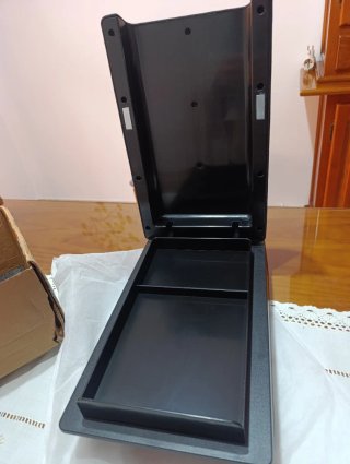 Reposabrazo con compartimento Tesla M3