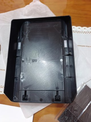 Reposabrazo con compartimento Tesla M3