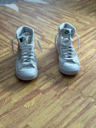 Deportivos Nike caña alta niñx Talla 35