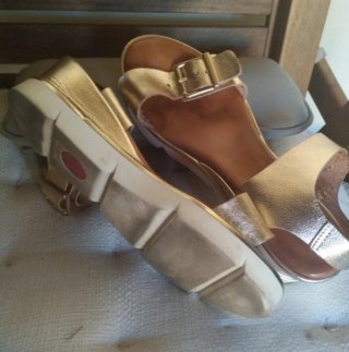 Sandalias doradas piel casi nuevas.