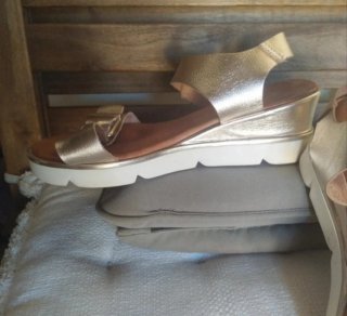 Sandalias doradas piel casi nuevas.