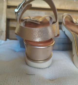 Sandalias doradas piel casi nuevas.