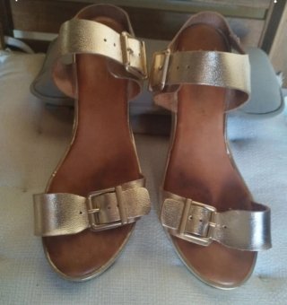 Sandalias doradas piel casi nuevas.