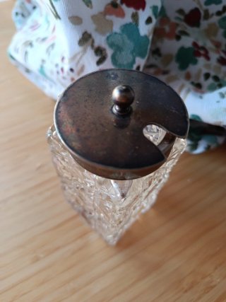 Tarro antiguo de cristal con tapa