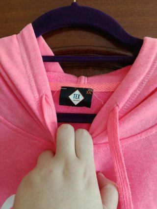 Sudadera rosa con capucha y bolsillo
