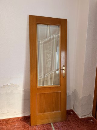 Puerta madera con cristal decorado. Embellecedor