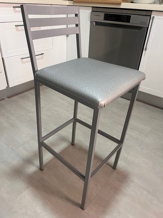 Silla alta de metal y polipiel gris