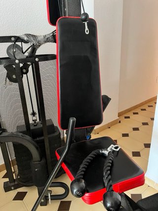 Multiestación de musculación negra y roja