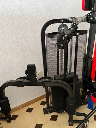 Multiestación de musculación negra y roja