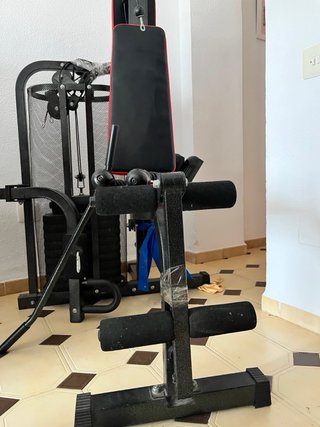 Multiestación de musculación negra y roja