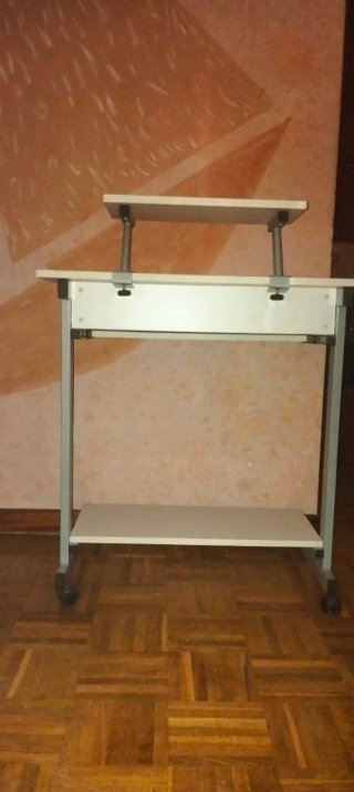 Escritorio con ruedas y 2 alturas