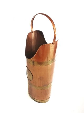 Paraguero clásico antiguo realizado cobre y latón