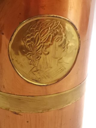 Paraguero clásico antiguo realizado cobre y latón