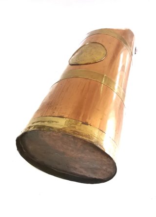 Paraguero clásico antiguo realizado cobre y latón