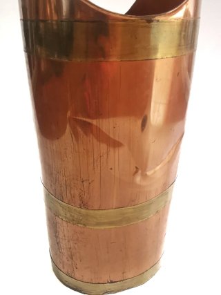 Paraguero clásico antiguo realizado cobre y latón